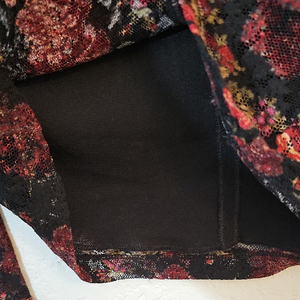 Classiques Entier Sheer Sleeve Black and Red Lace Top, Womens Medium Stretchy - Picture 8 of 9